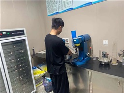 夏季聚羧酸減水劑易發(fā)霉變質(zhì)，可以如何解決？